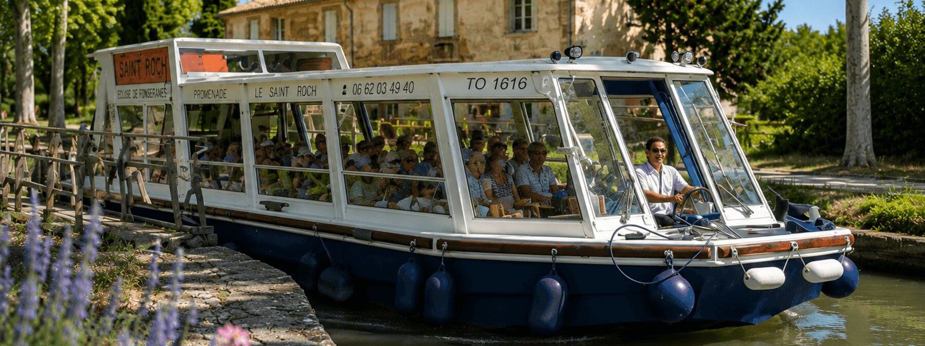 Le bateau Saint-Roch et ses passagers sur le canal du Midi