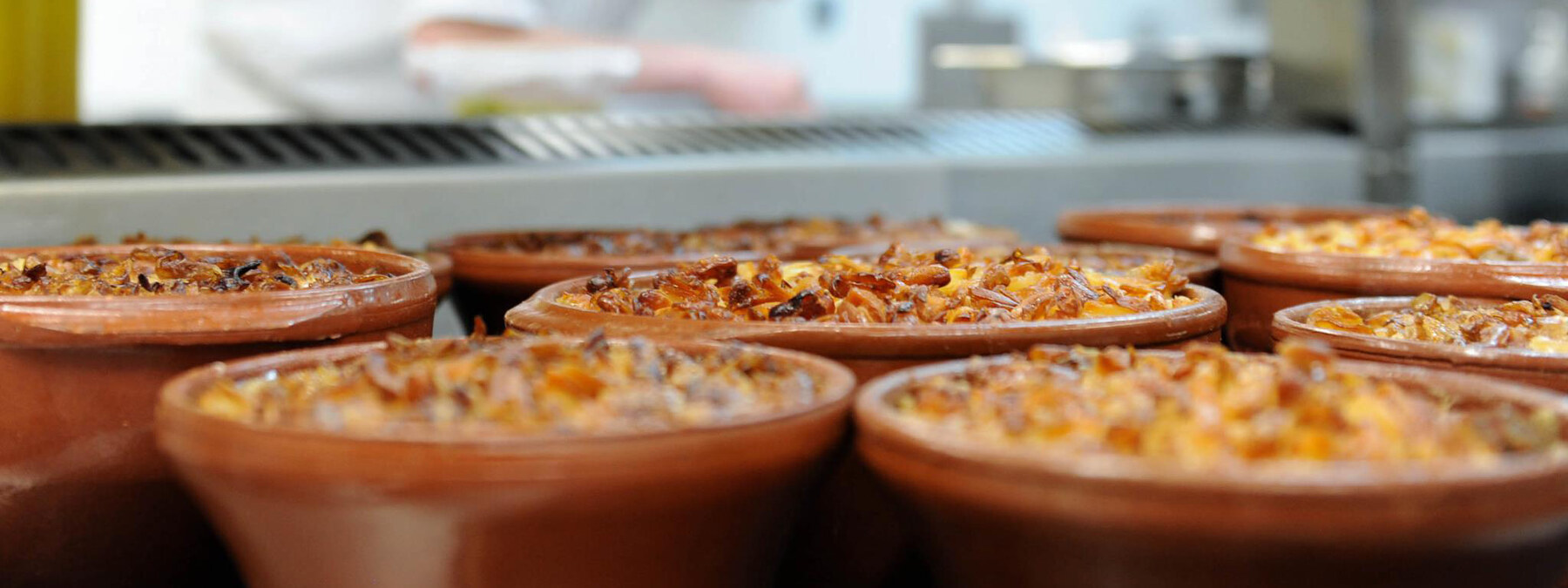 Les cassoles de cassoulet qui sortent du four, preparees par le chef