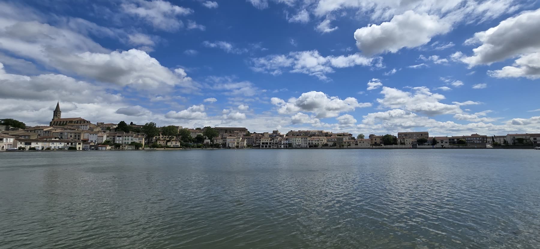 Le Grand Bassin de Castelnaudary et la ville en arrière-plan