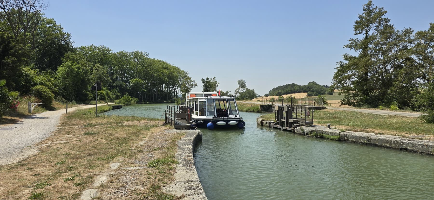 Le bateau Saint-Roch à l'écluse, sur le canal du Midi