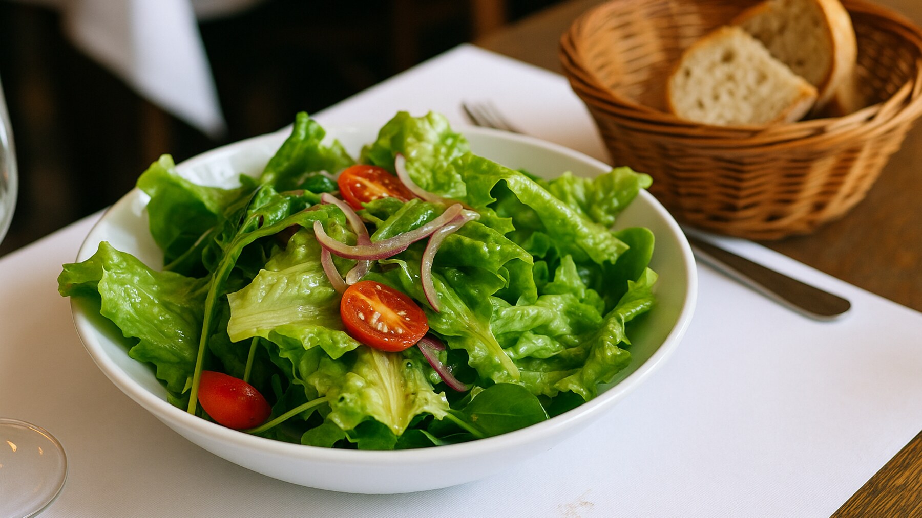 Une salade verte fraiche servie en entree